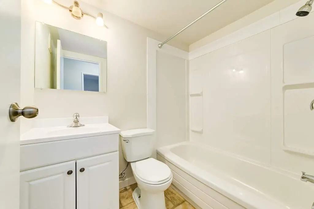 Lakewood Manor - Photo 7 of 11