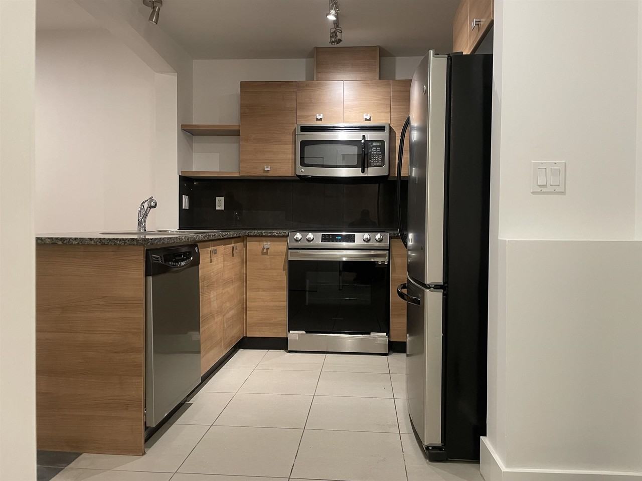 6688 120 St - Photo 6 of 22