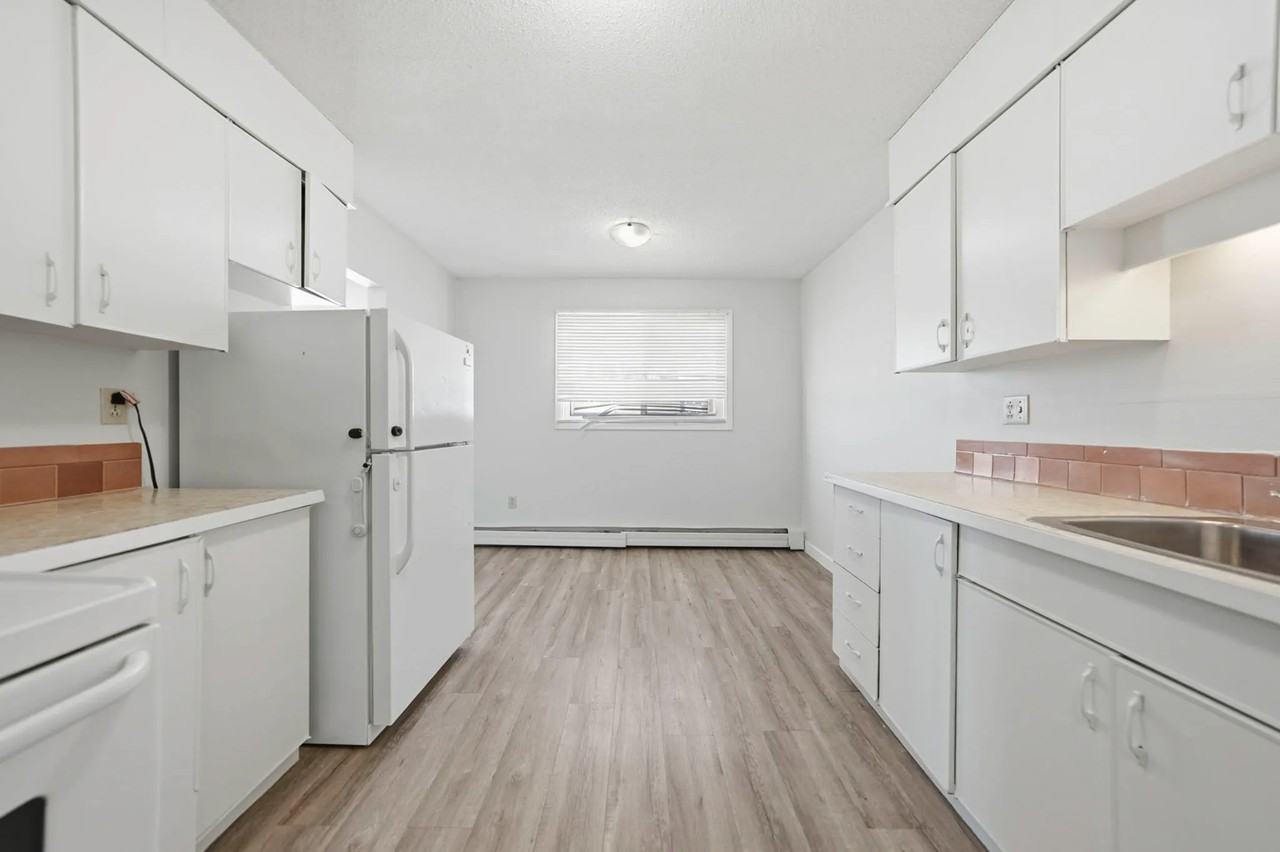 Grenada Arms - Photo 2 of 24