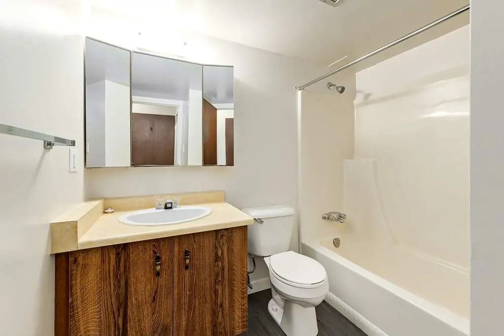 Mayfair Manor - Photo 5 of 34