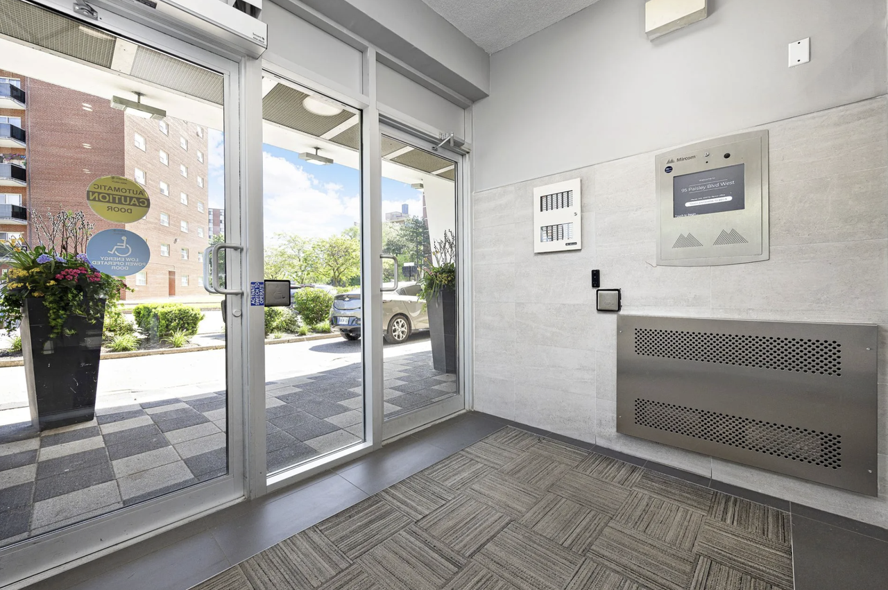 95 Paisley Blvd W - Photo 2 of 14