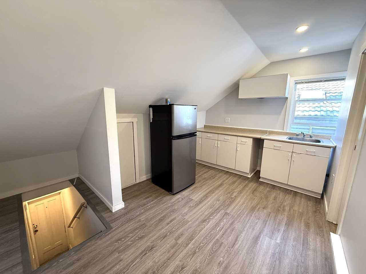 3117 Renfrew Street - Photo 3 of 12