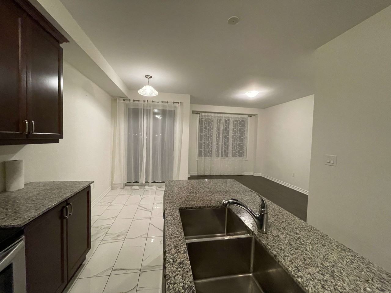 56 Circus Cres - Photo 3 of 9