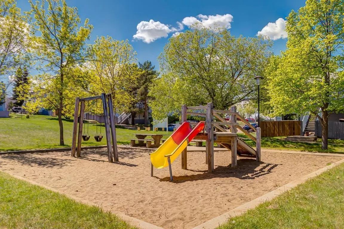 Huntington Court Coachhomes - Photo 3 of 25