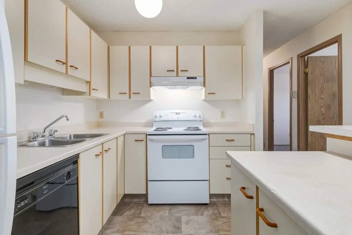 Huntington Court Coachhomes - Photo 6 of 25