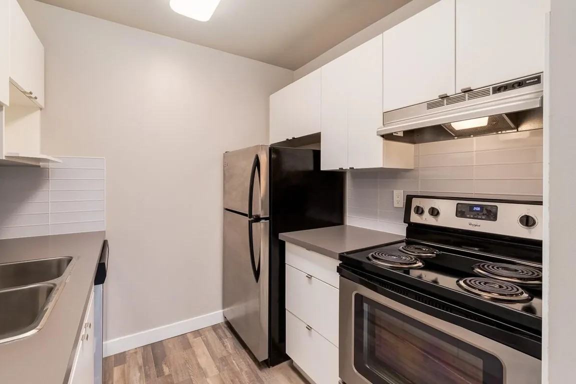 Glengrove Manor - Photo 2 of 32