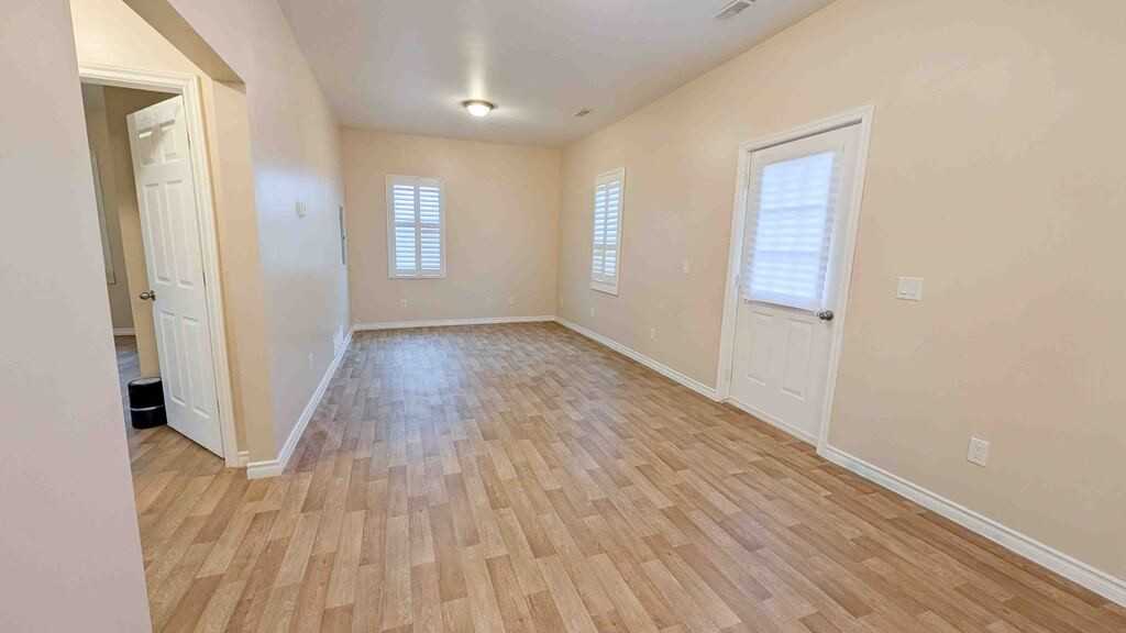 7 Munsee St N - Photo 2 of 16