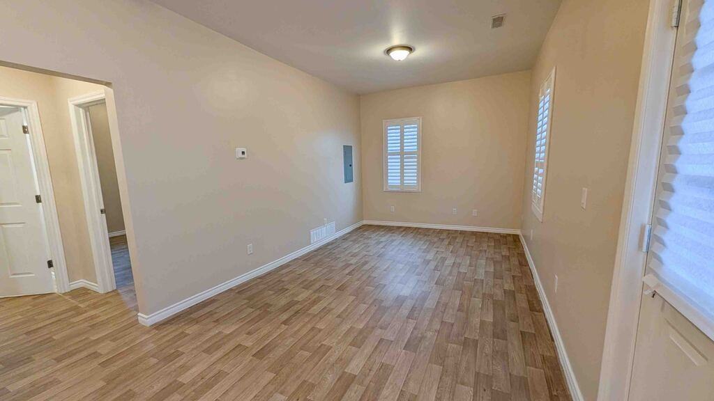 7 Munsee St N - Photo 3 of 16