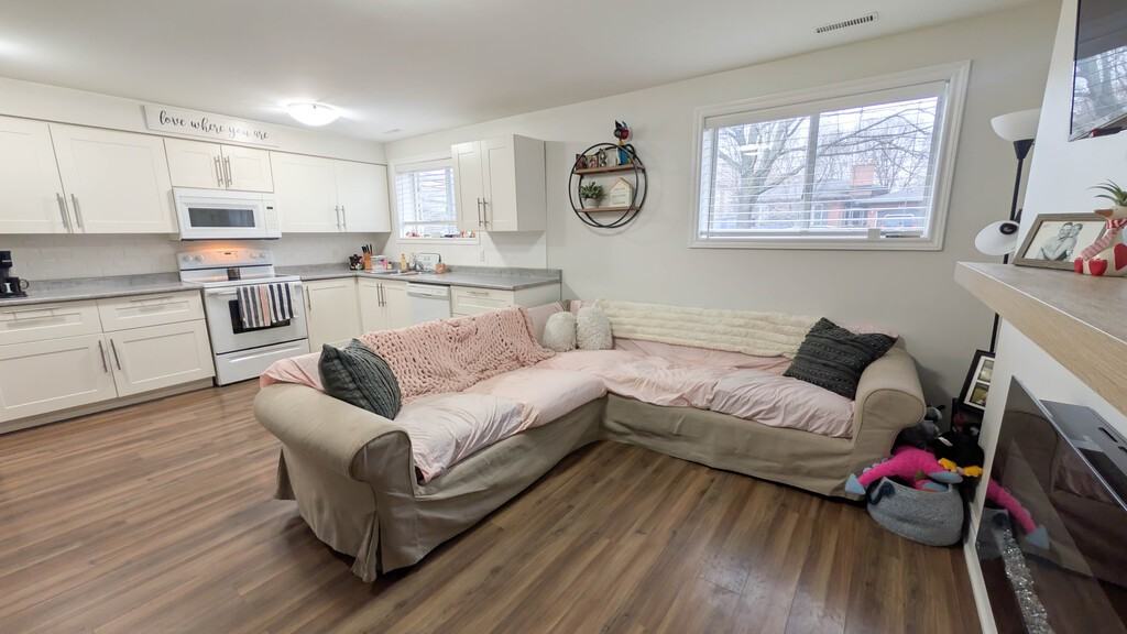 62 Adel Dr - Photo 4 of 15