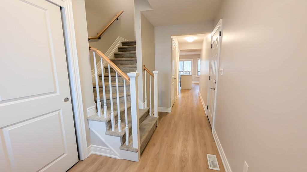 340 Prospect Point Road North - Photo 2 of 20