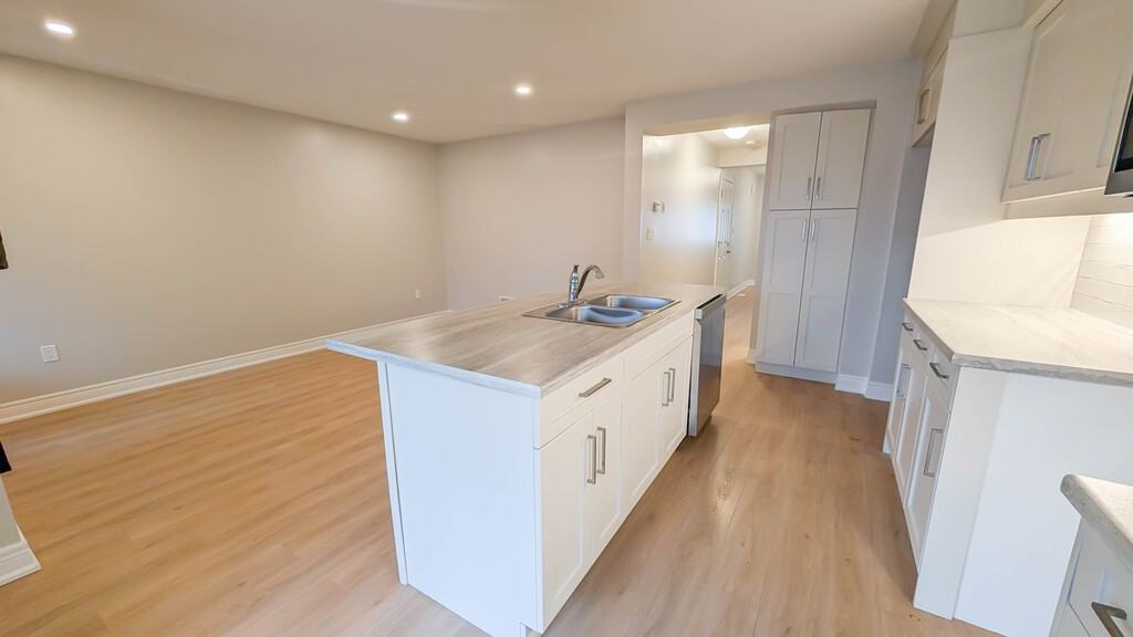 340 Prospect Point Road North - Photo 6 of 20