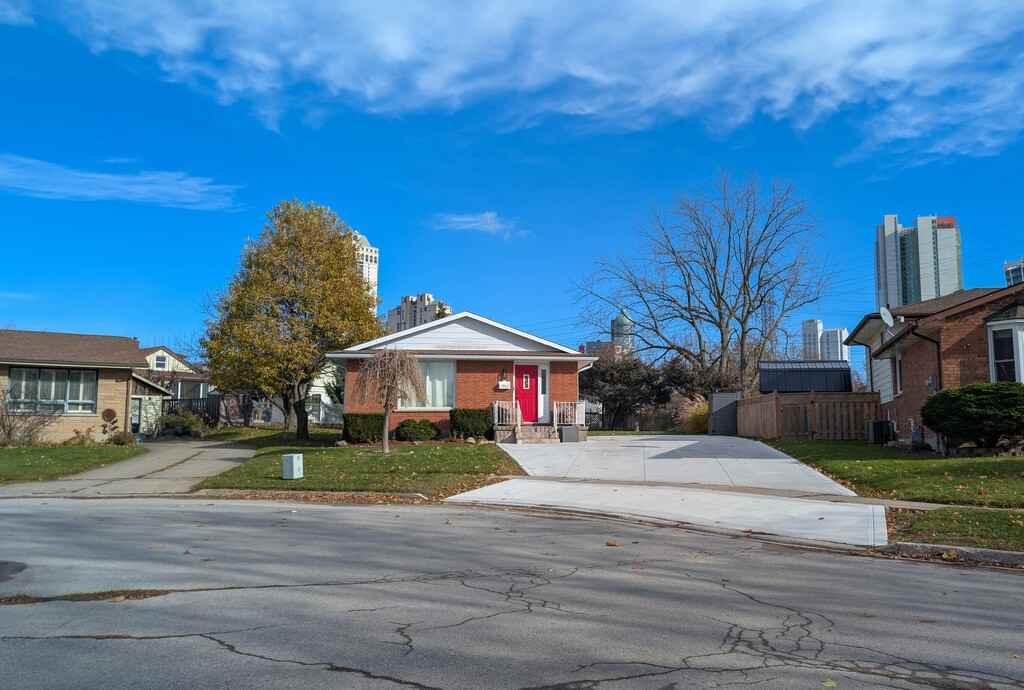 5700 Sunnylea Cres - Photo 2 of 19