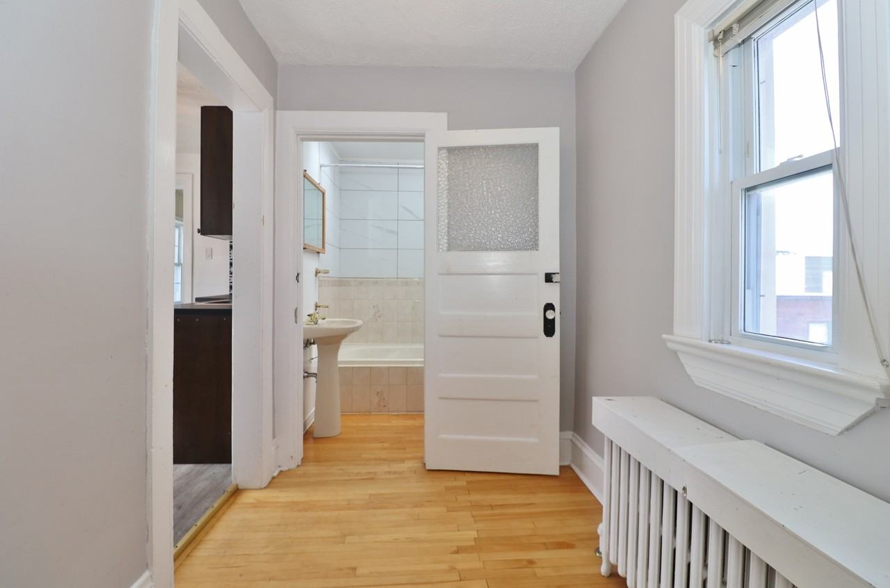 438 Parkdale Ave - Photo 3 of 25