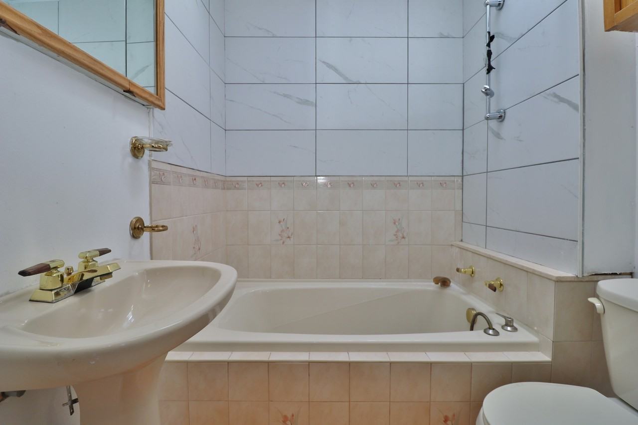 438 Parkdale Ave - Photo 5 of 25