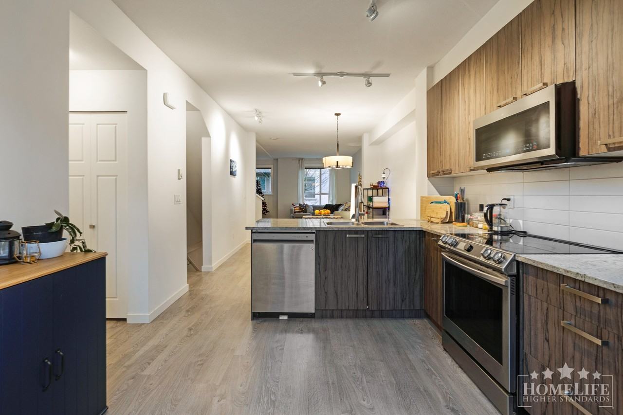 8355 164 St - Photo 6 of 21