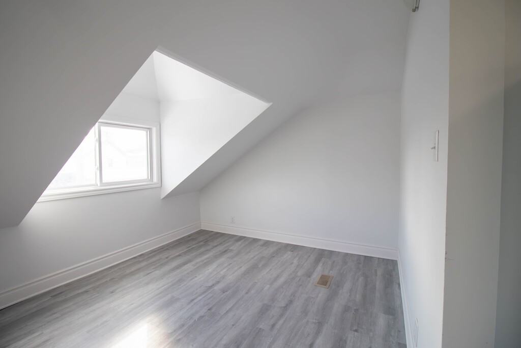 61 Queenston St - Photo 4 of 12