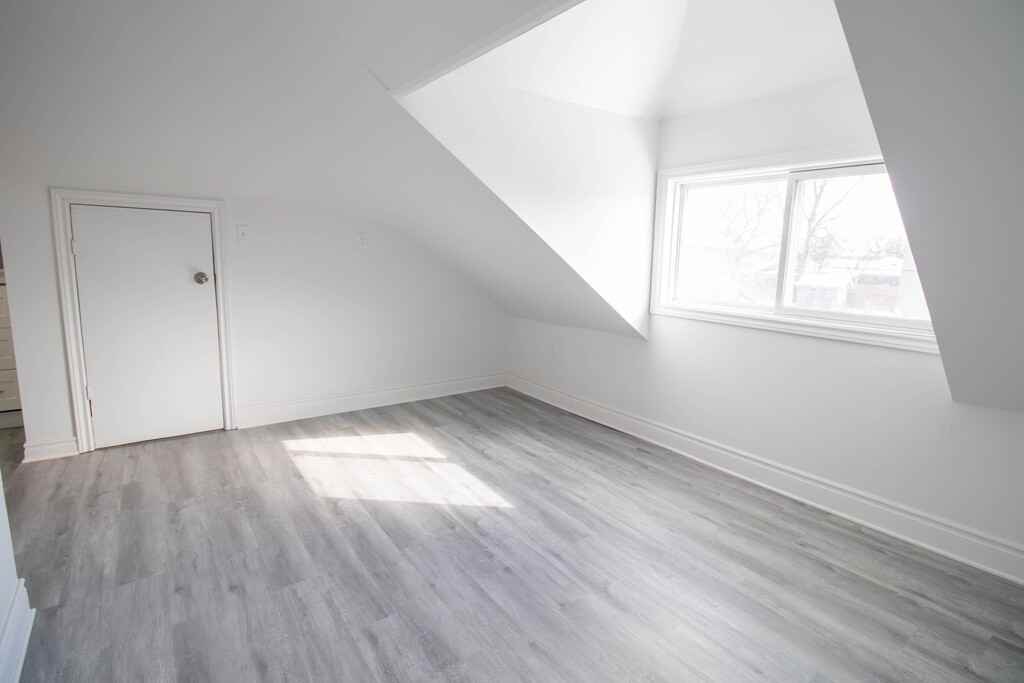 61 Queenston St - Photo 5 of 12