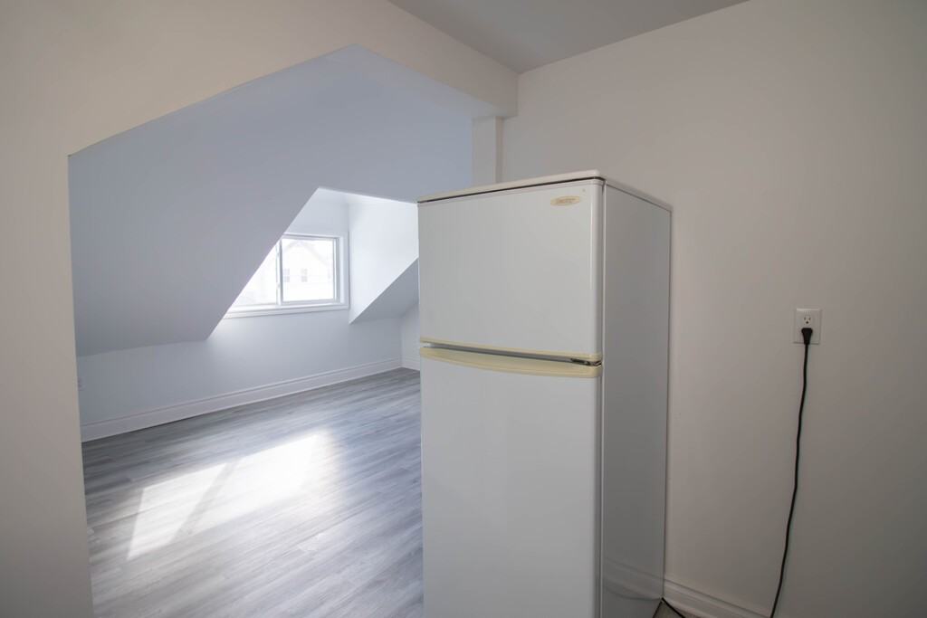 61 Queenston St - Photo 3 of 12