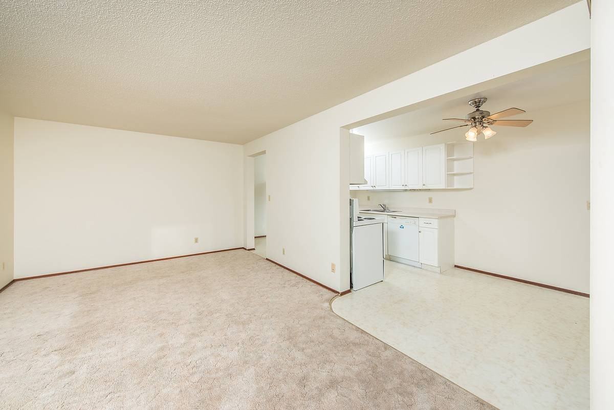 Lauren Manor - Photo 5 of 11