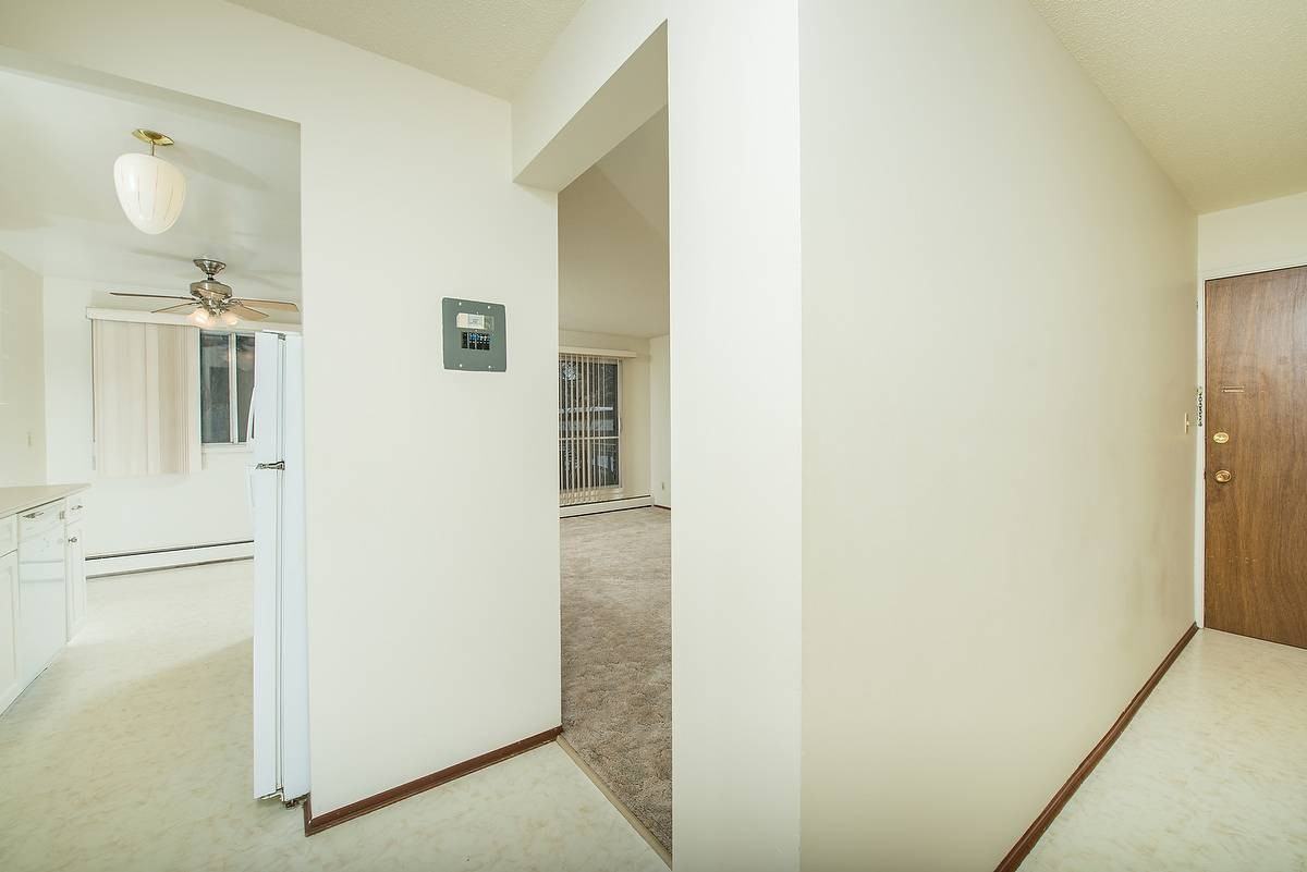 Lauren Manor - Photo 7 of 11