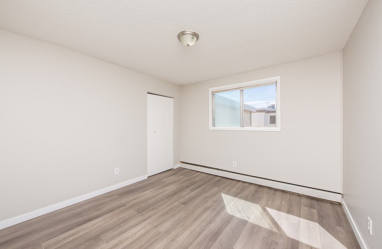 Signature Manor - Photo 7 of 20