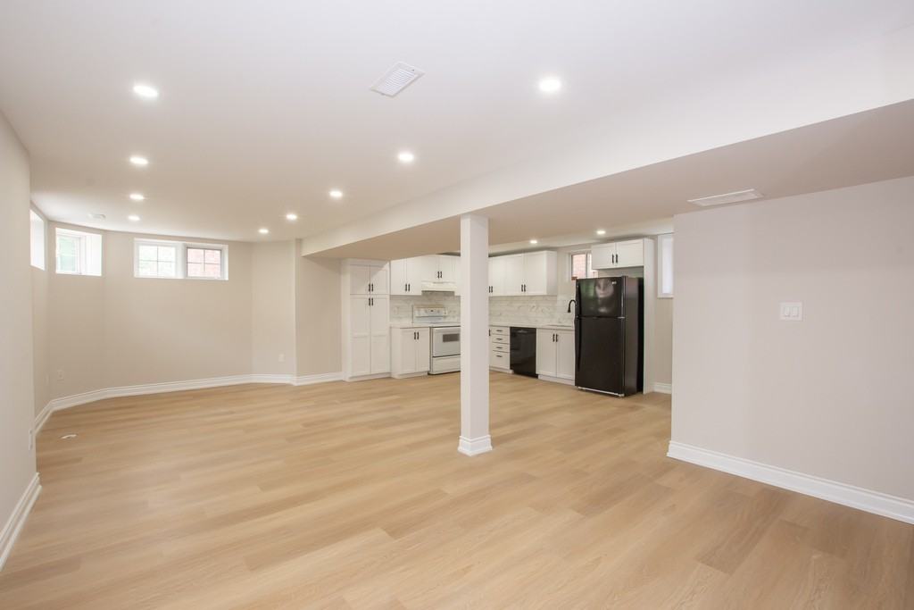 30 Madison Crt E - Photo 2 of 16