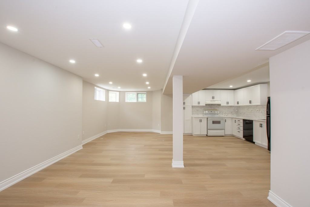 30 Madison Crt E - Photo 3 of 16