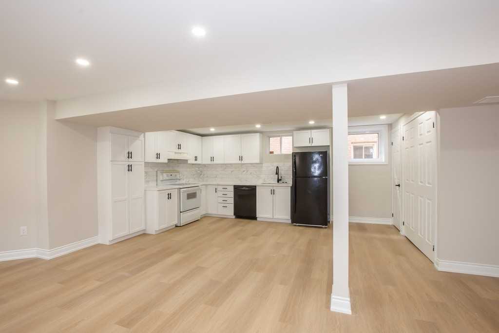 30 Madison Crt E - Photo 4 of 16