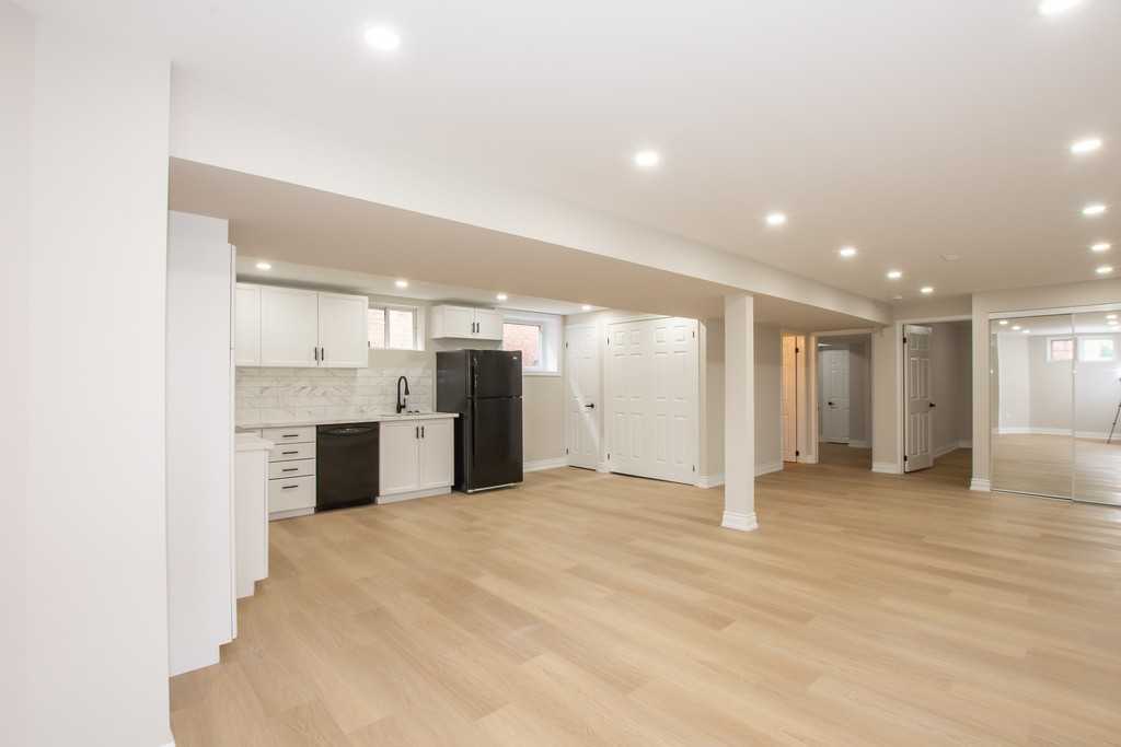 30 Madison Crt E - Photo 5 of 16