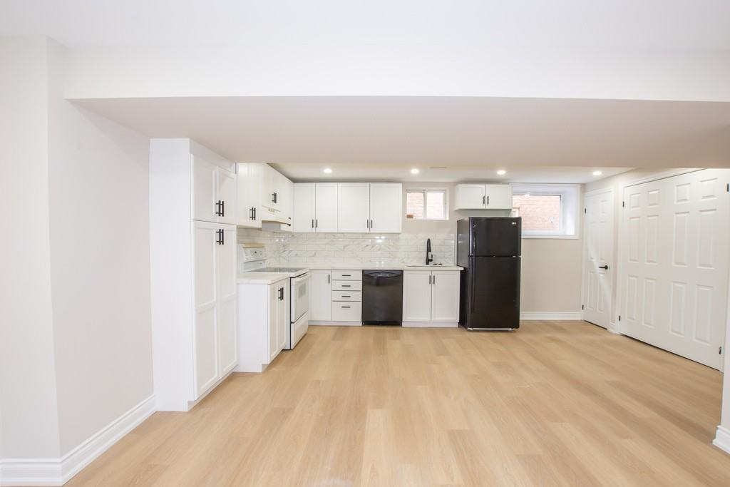 30 Madison Crt E - Photo 6 of 16