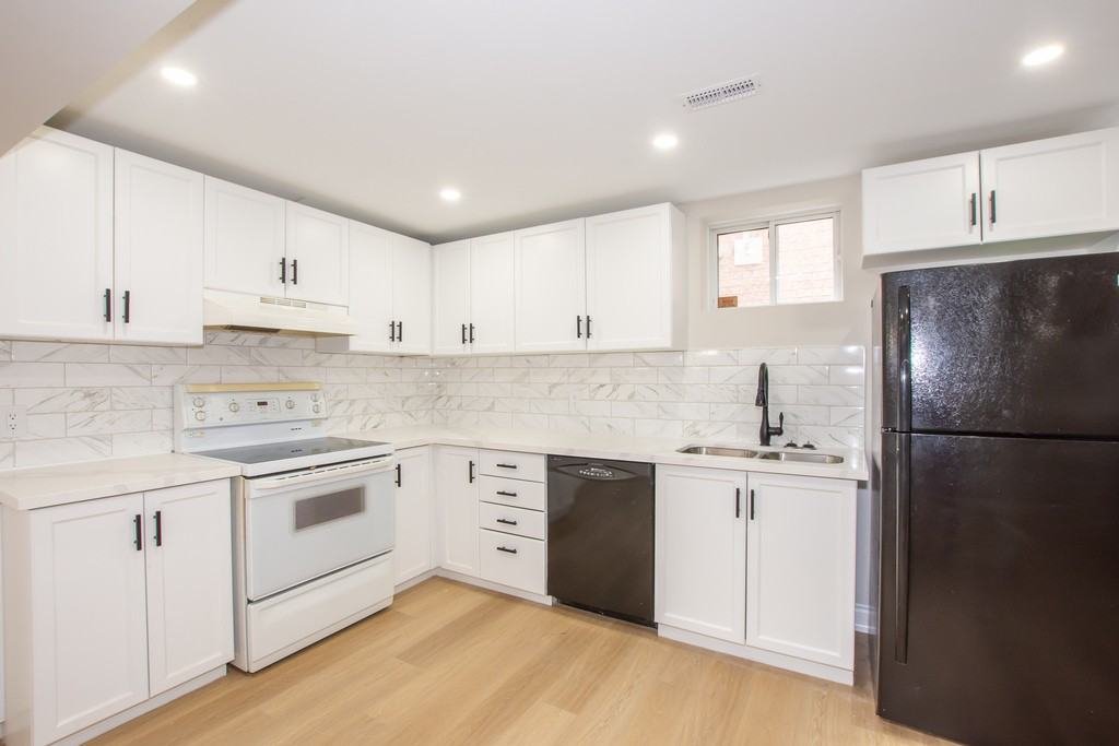 30 Madison Crt E - Photo 7 of 16