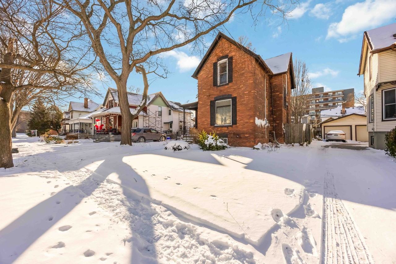 125 Forsyth St S - Photo 2 of 50