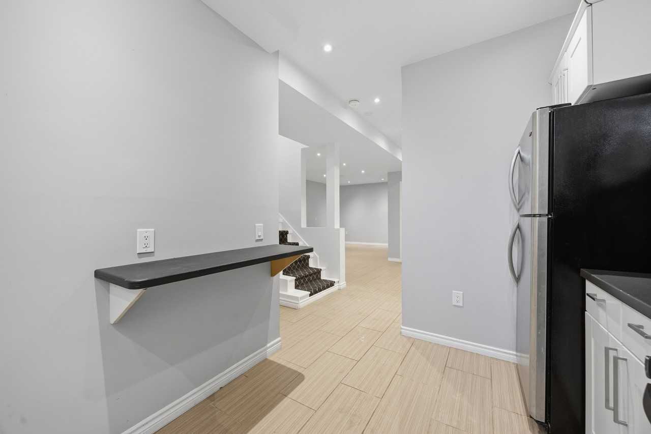 472 Princeton Avenueunit 2basement - Photo 3 of 36