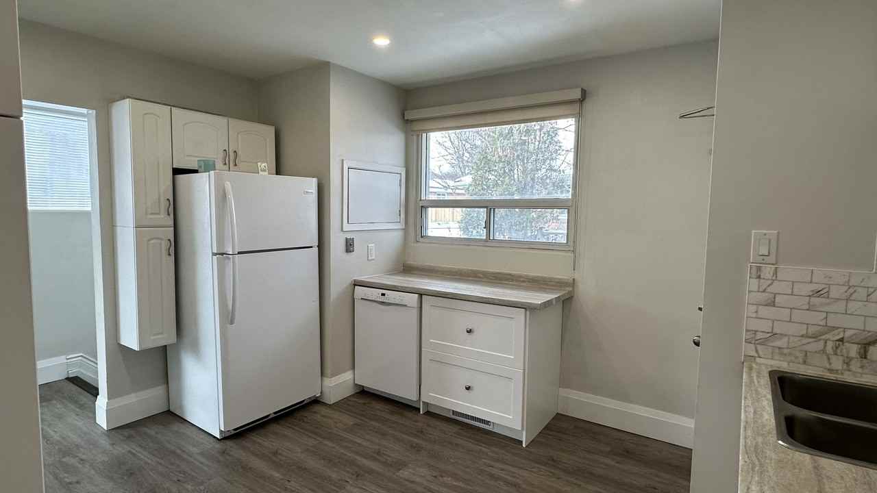 142 Maurice Crt - Photo 4 of 10