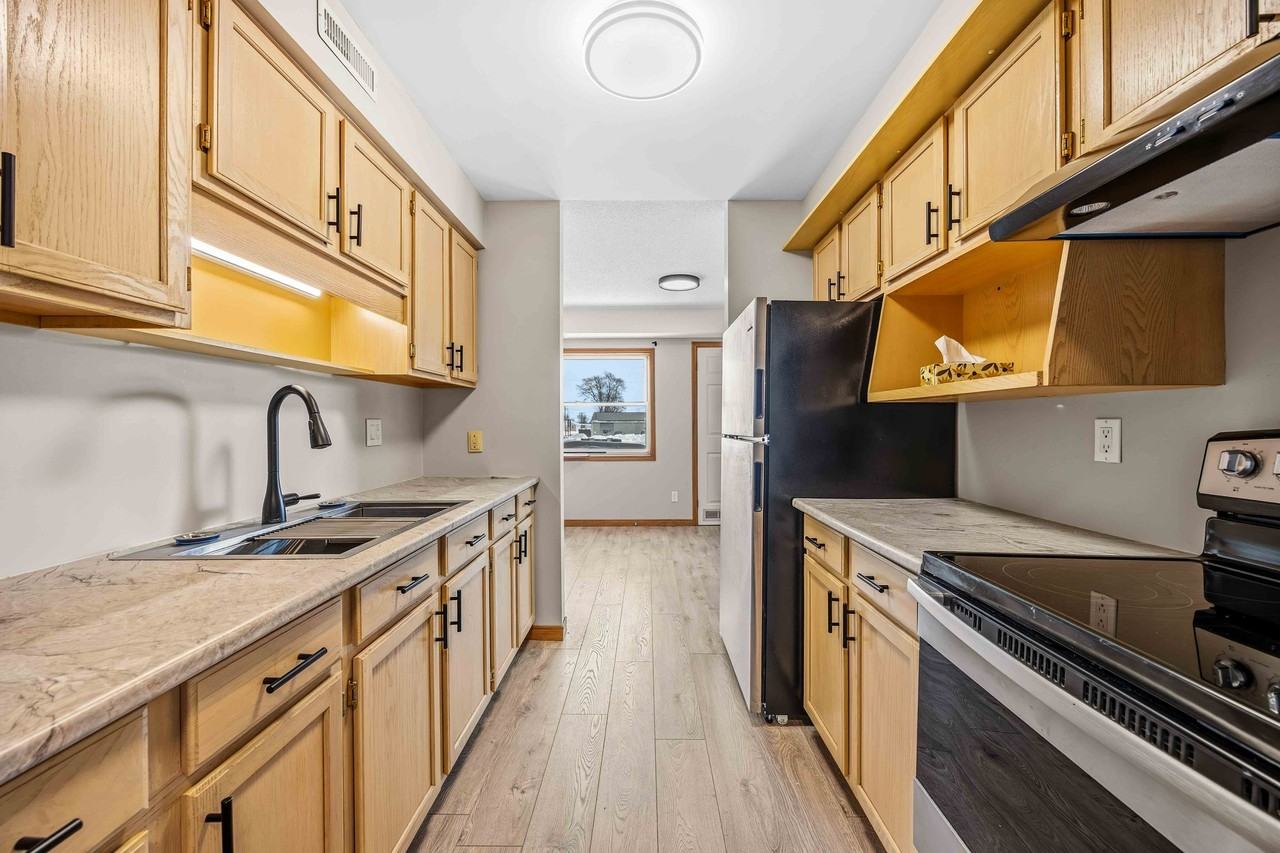 548 Front St - Photo 2 of 22