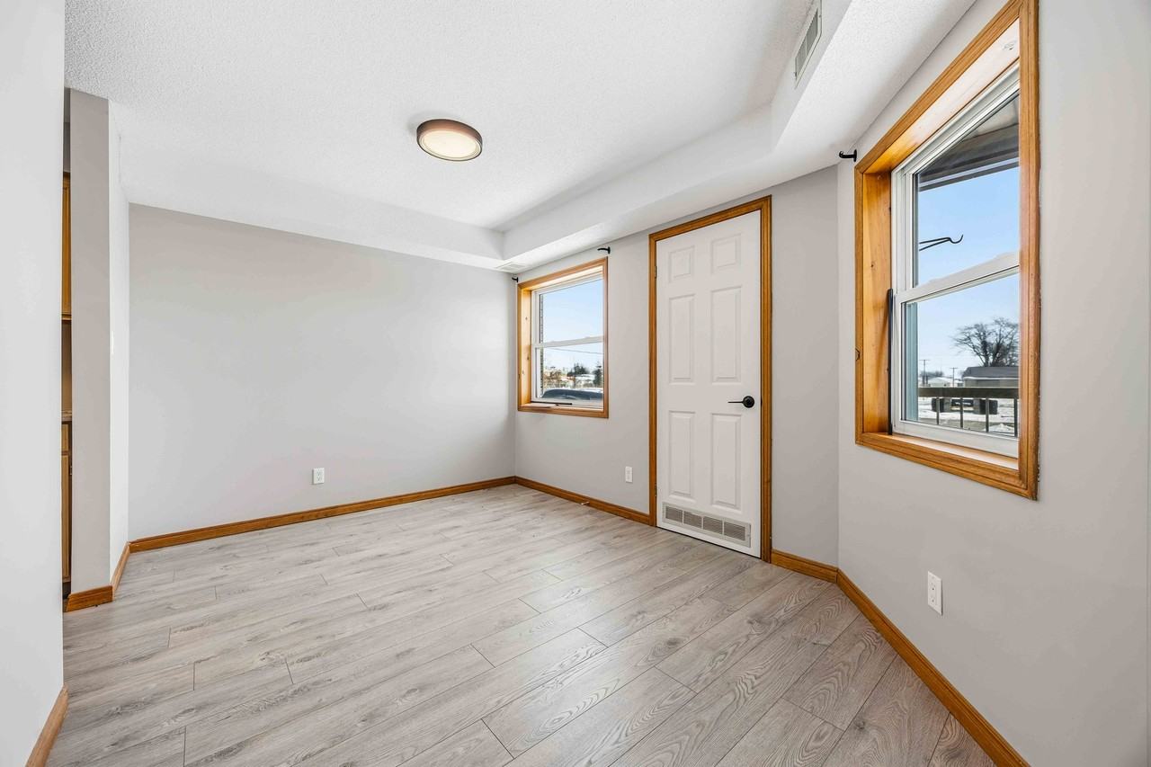 548 Front St - Photo 4 of 22