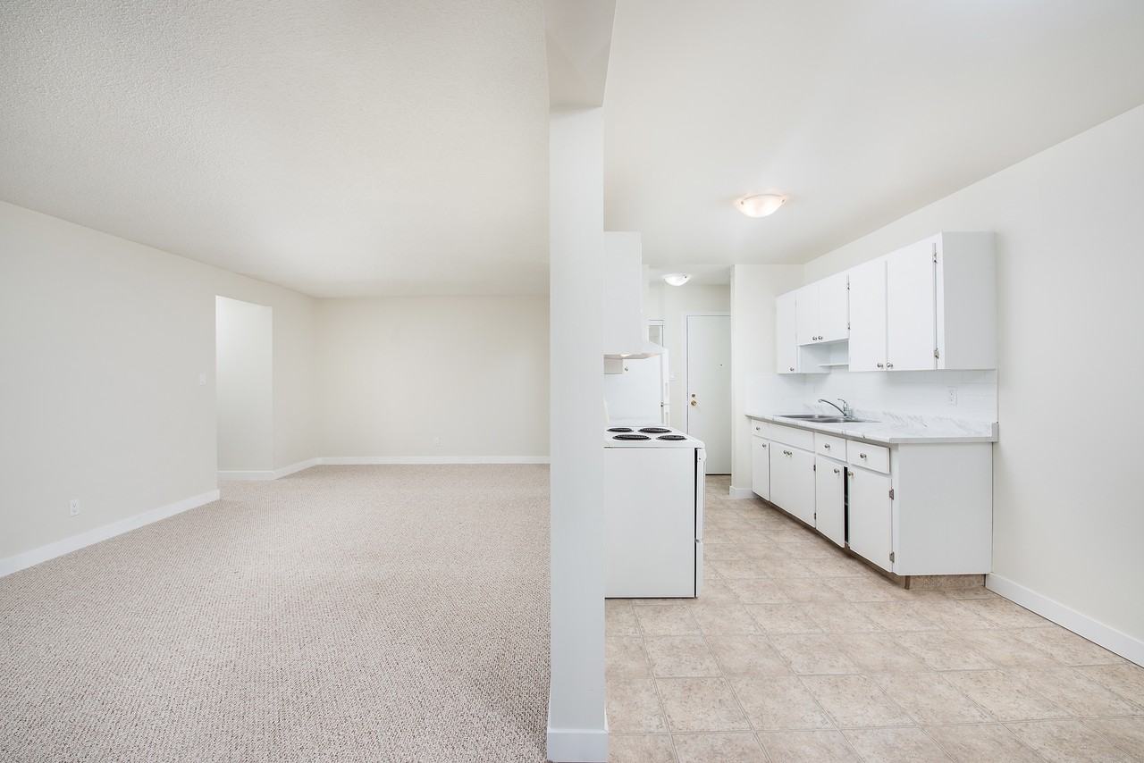 Crystal Court - Photo 3 of 48