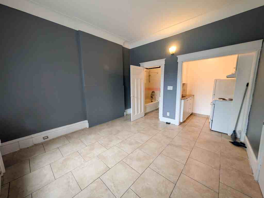 55 Wellington St S - Photo 2 of 9