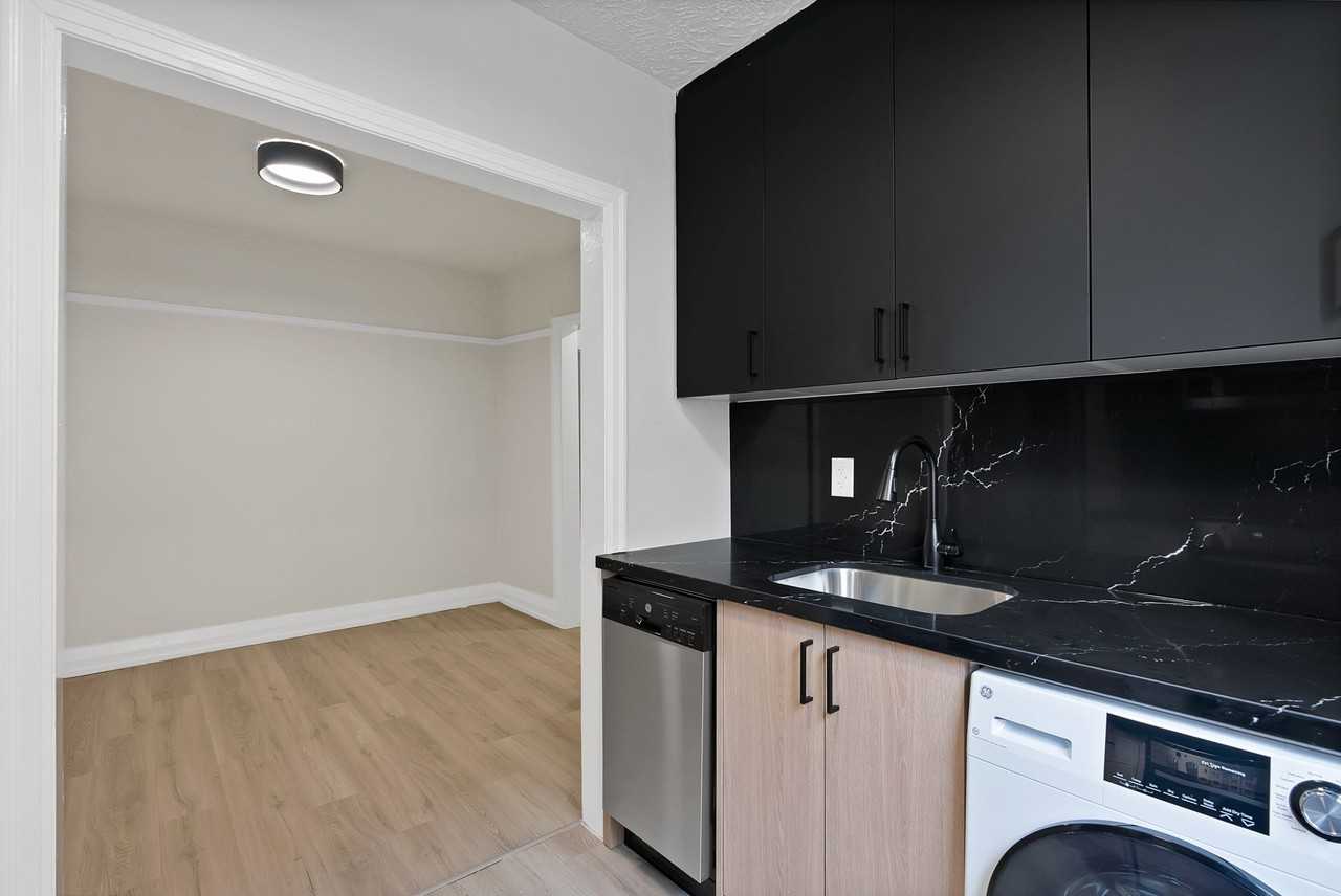 50 Raglan Ave - Photo 3 of 50