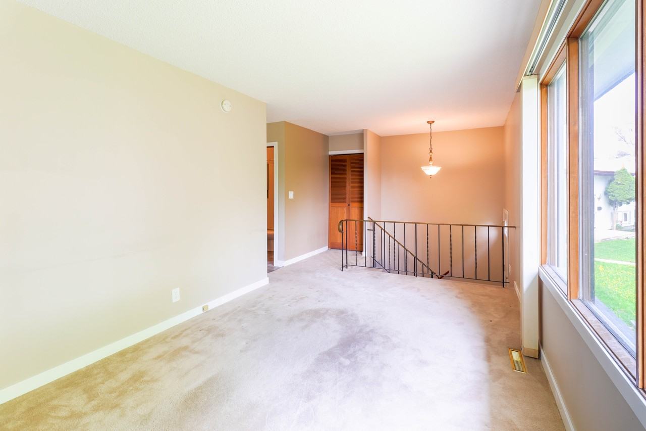 83 Pike Cres - Photo 3 of 18