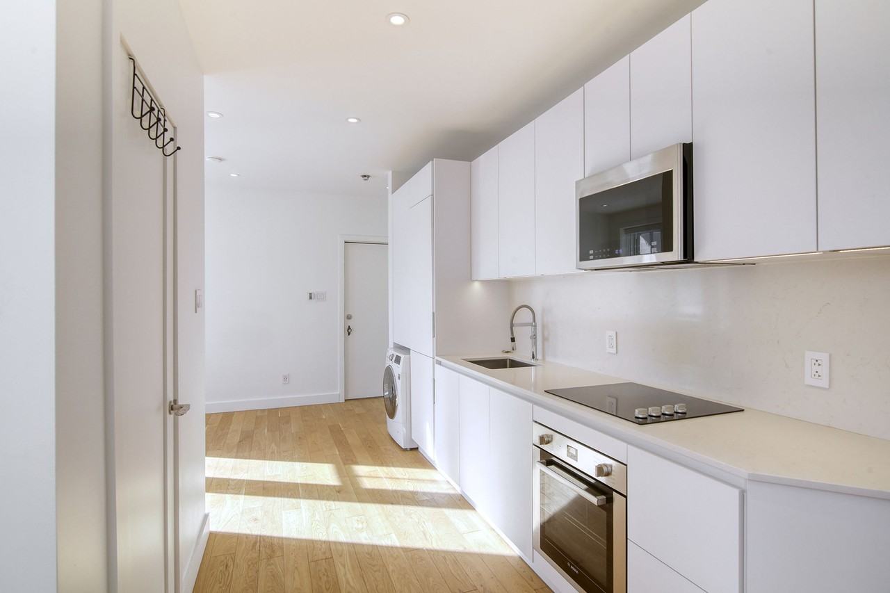 4715 Queen Mary Road - Photo 6 of 50