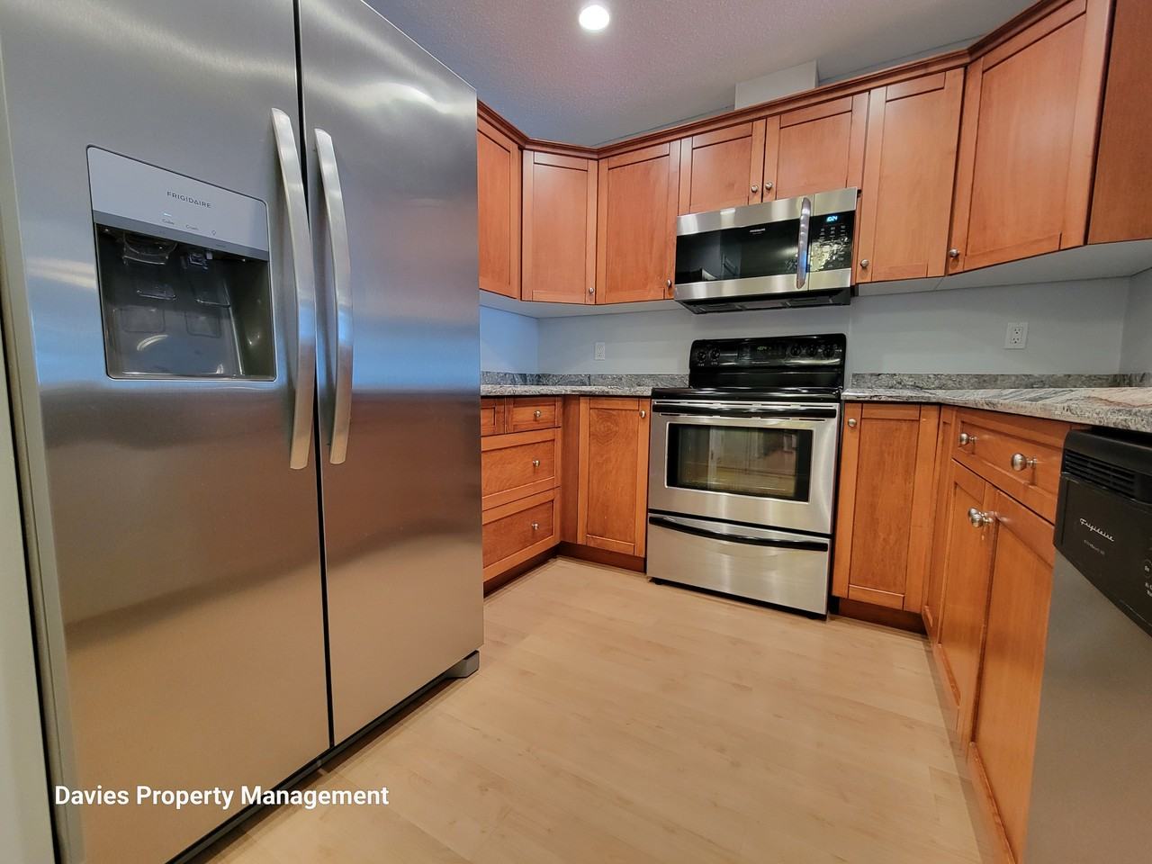 12110 Glenora Mansion - Photo 2 of 15