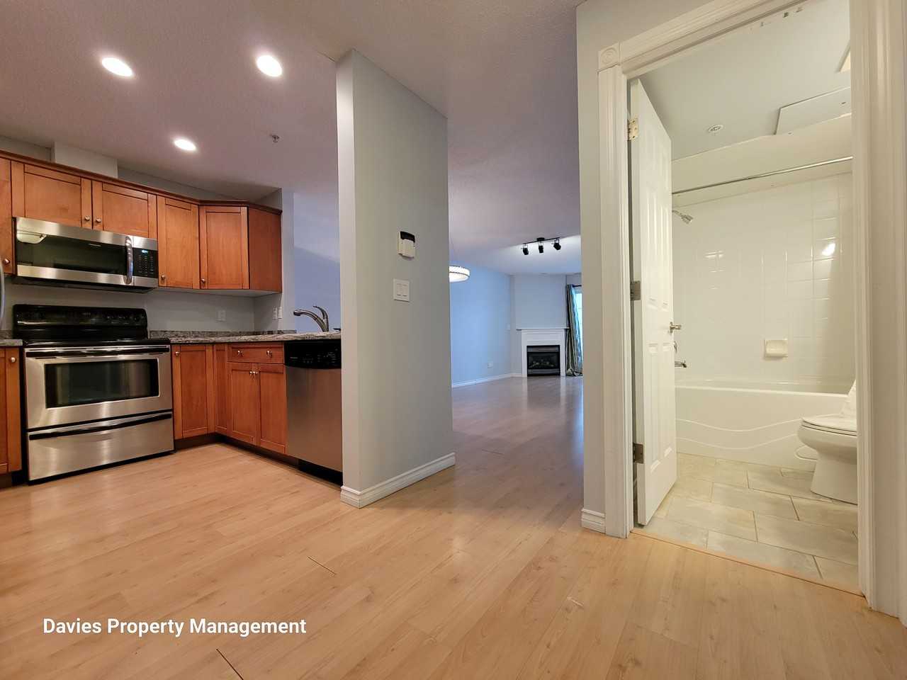 12110 Glenora Mansion - Photo 4 of 15