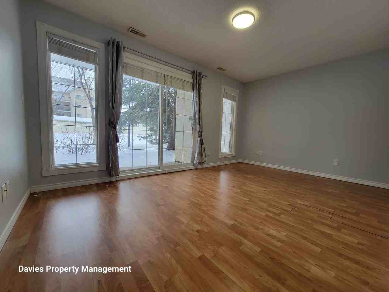 12110 Glenora Mansion - Photo 7 of 15