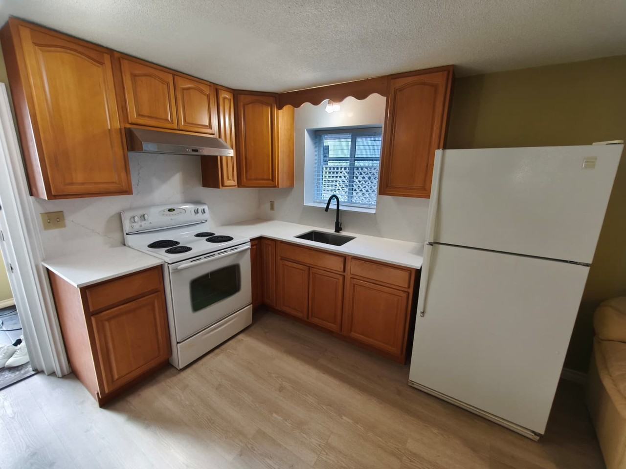 6052 Rupert St - Photo 3 of 10