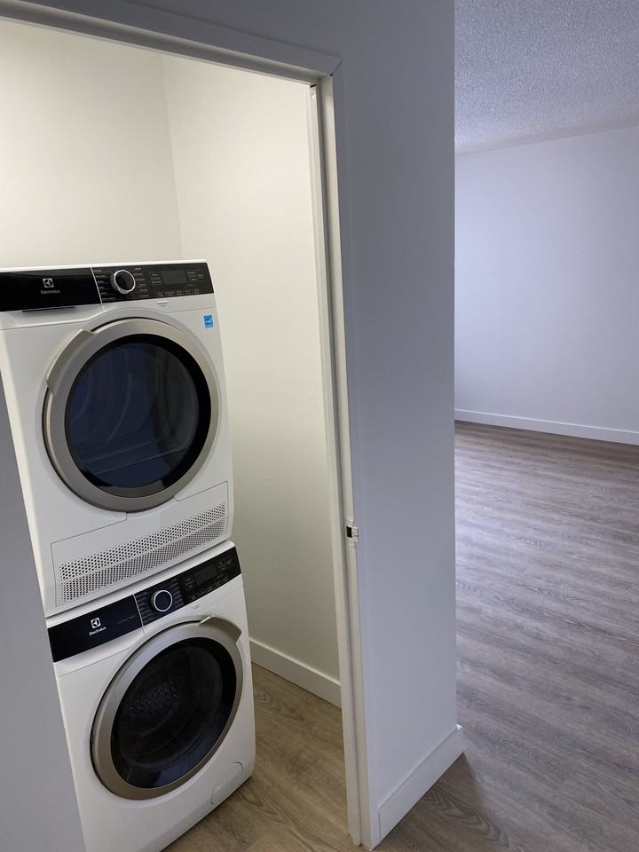 35 Angeline Street South - Photo 6 of 11