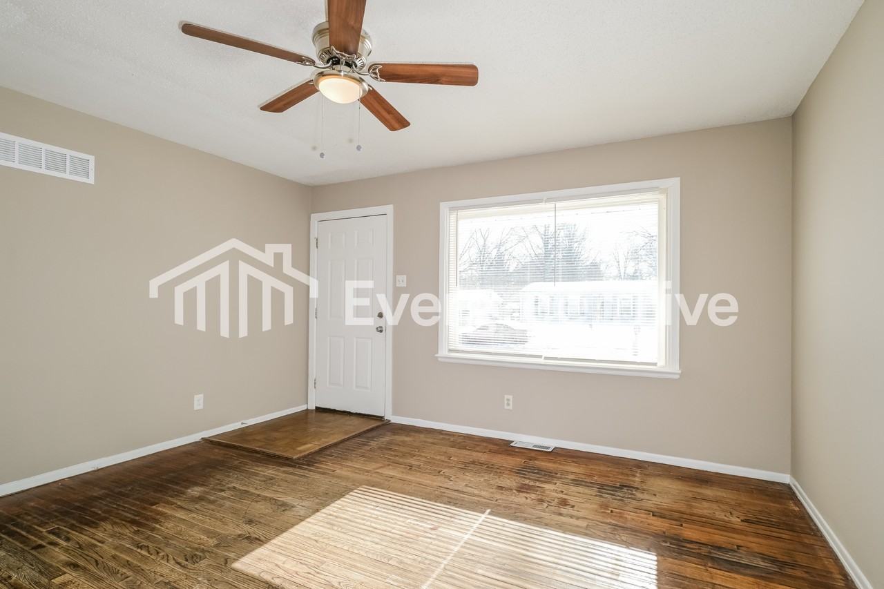 1535 Redman Blvd - Photo 4 of 15