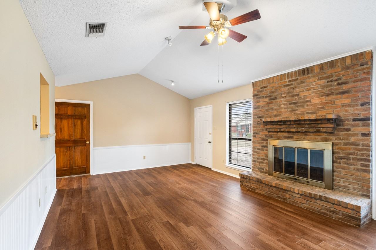 1876 Woodside Ln - Photo 6 of 17