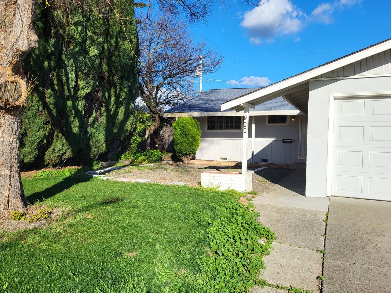 396 Elsinore Dr - Photo 3 of 35