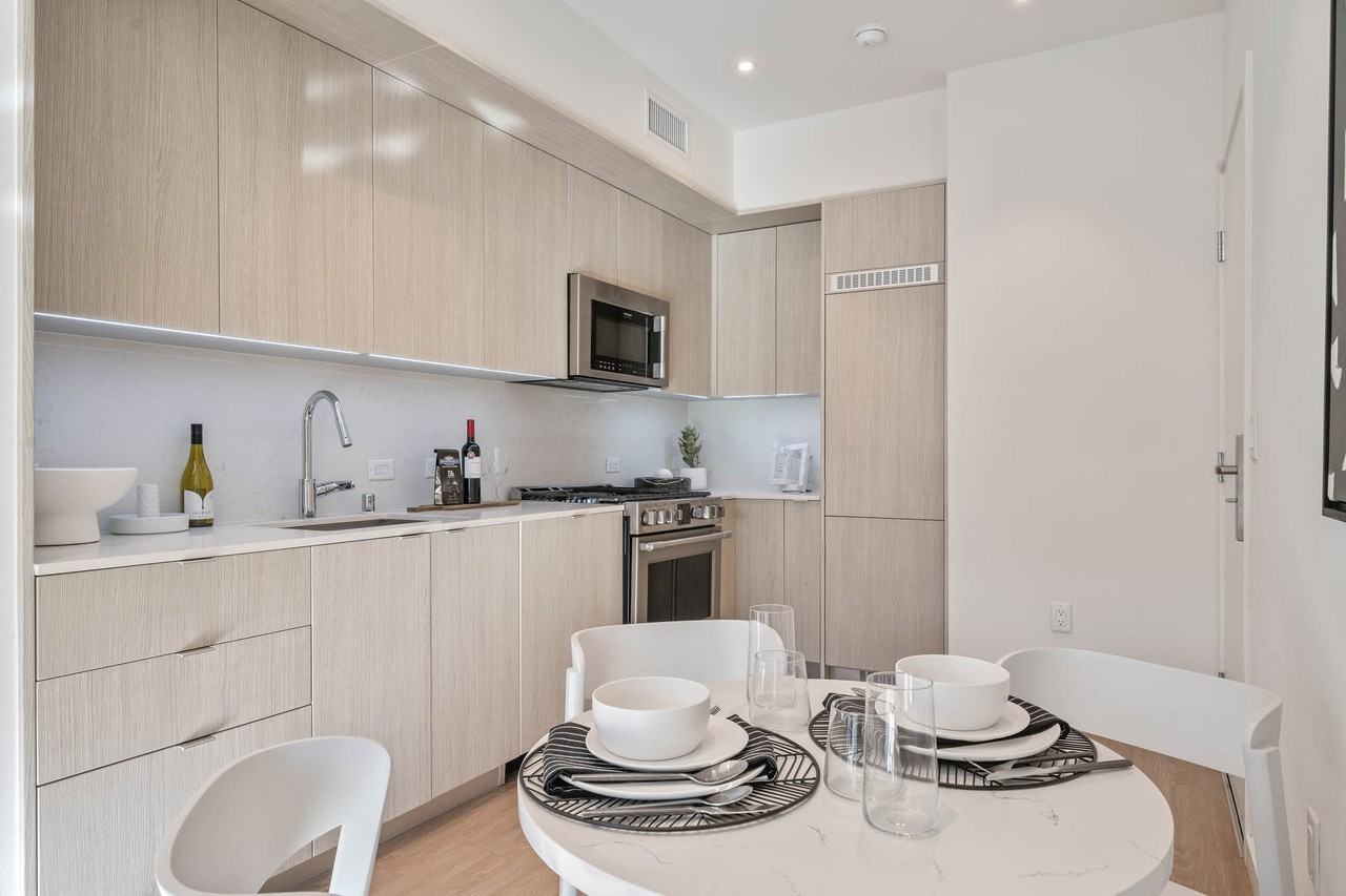 8820 Belford Ave - Photo 4 of 33